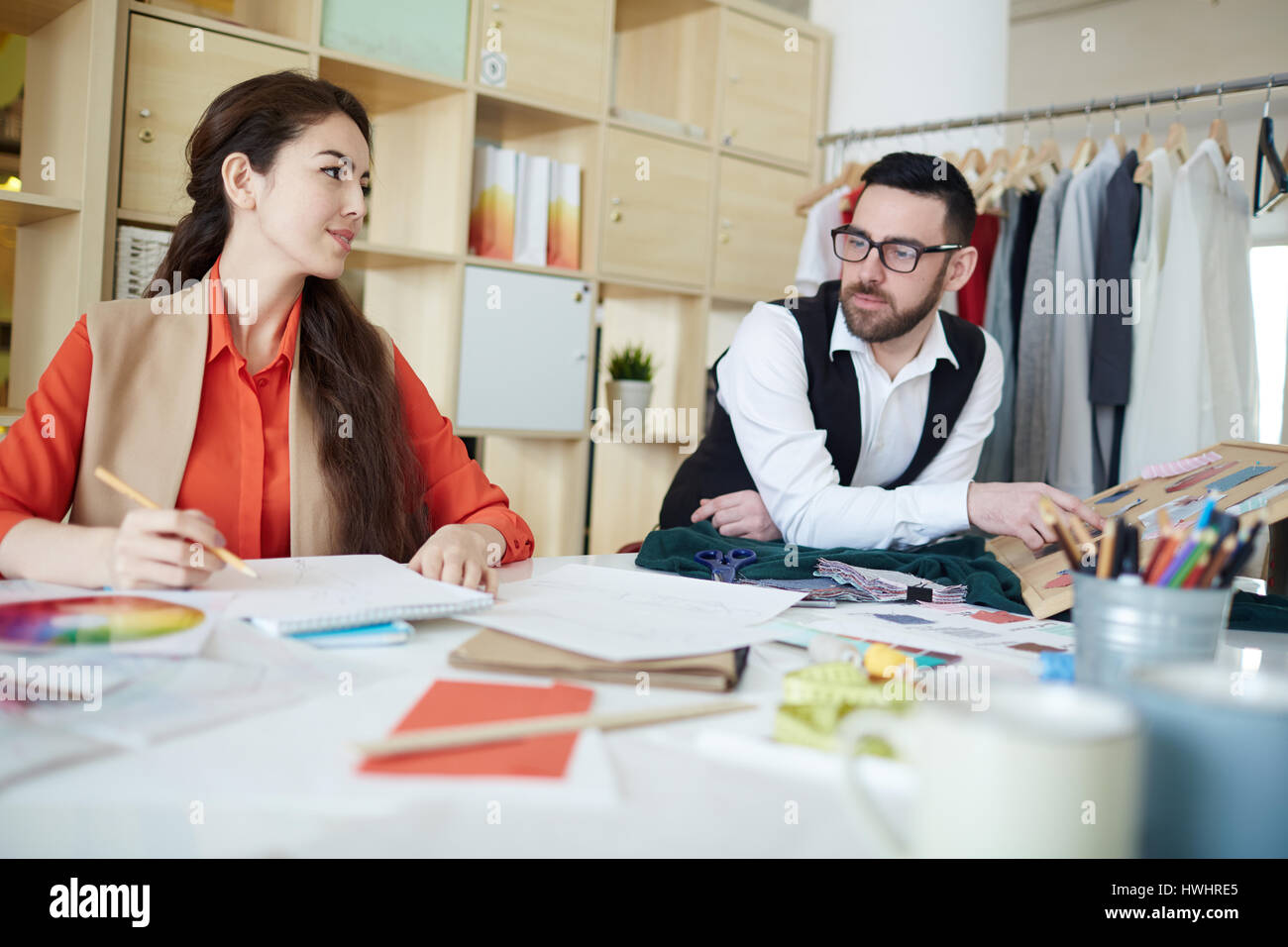 Colleghi creativi discutendo nuove tendenze moda Foto Stock