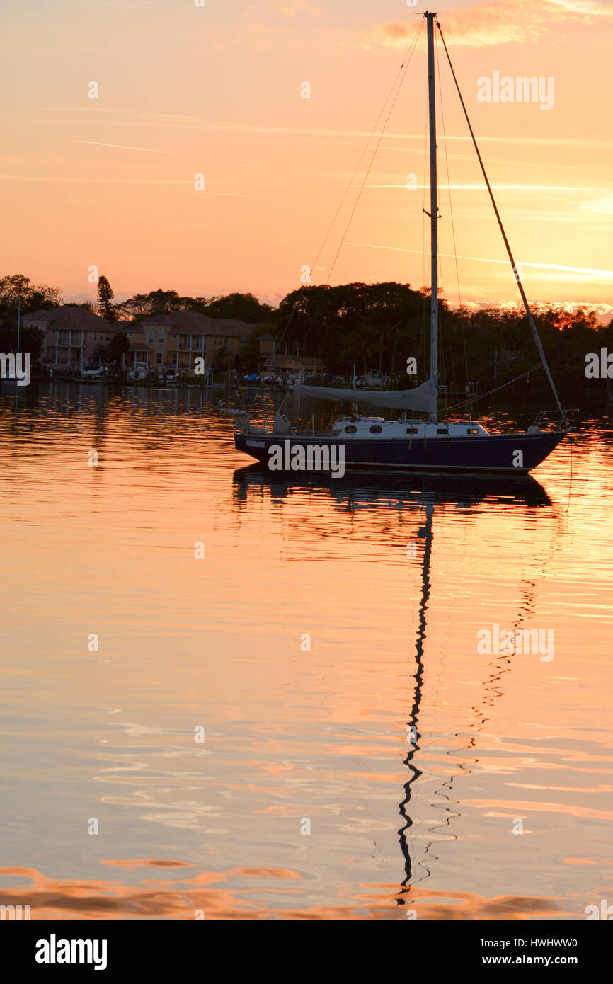 Barca a vela al tramonto sulla baia di Tampa. Nessuna proprietà release Foto Stock