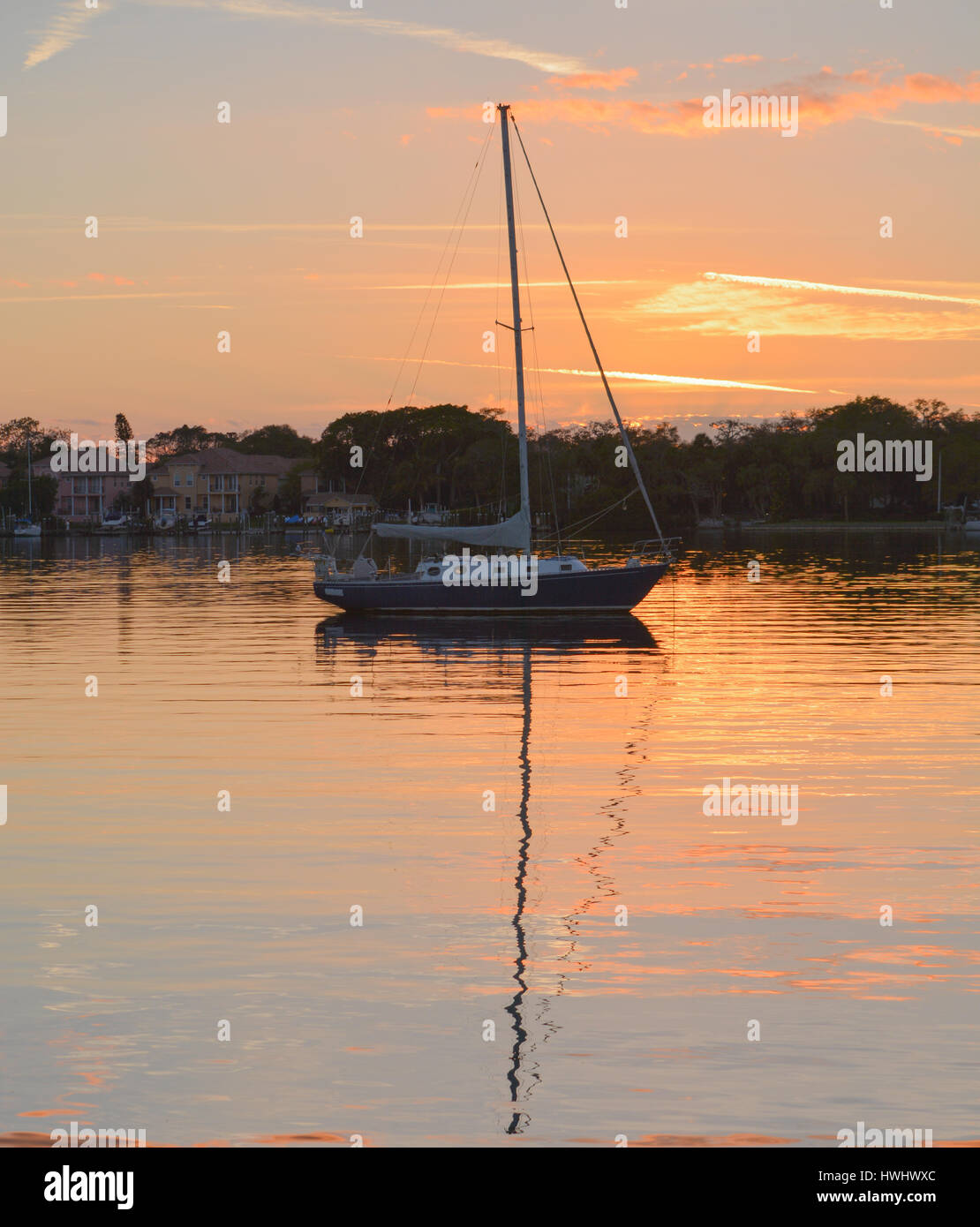 Barca a vela al tramonto sulla baia di Tampa. Nessuna proprietà release Foto Stock