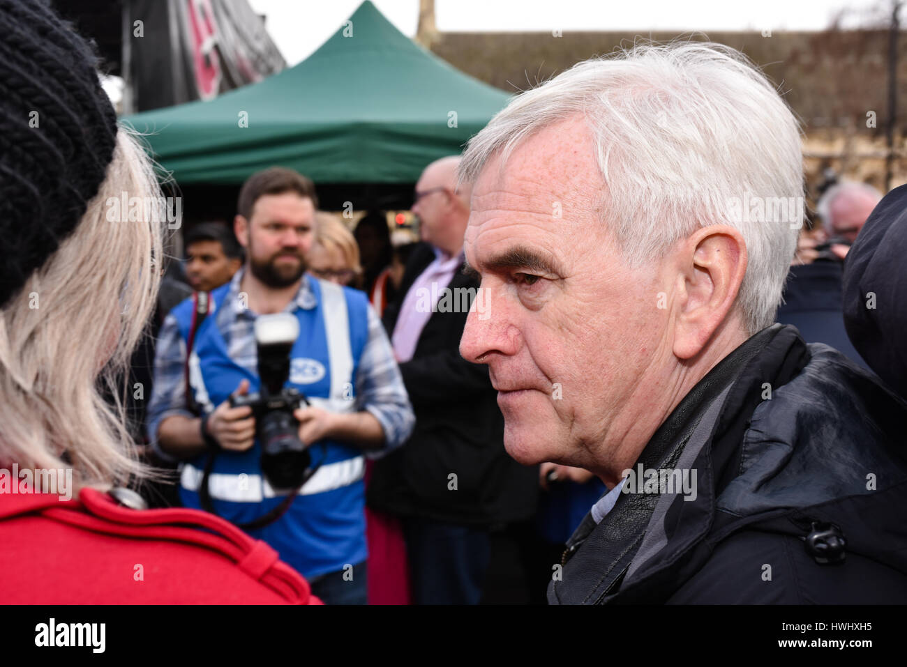 Londra, Regno Unito. Mar 4, 2017. John McDonnell, manodopera l'ombra del Cancelliere dello Scacchiere, attende per affrontare la folla raccolta nella piazza del Parlamento, a una protesta a sostegno del NHS e contro i tagli. Migliaia di manifestanti hanno marciato attraverso il centro di Londra a Piazza del Parlamento come parte della nostra protesta NHS. Credito: Giacobbe Sacks-Jones/Alamy Live News. Foto Stock