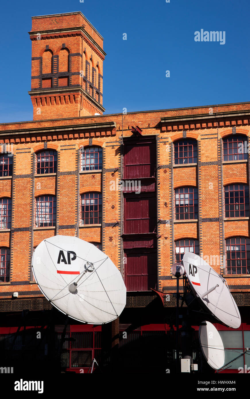 A P parabole satellitari. L'edificio di interscambio a Camden Lock Foto Stock