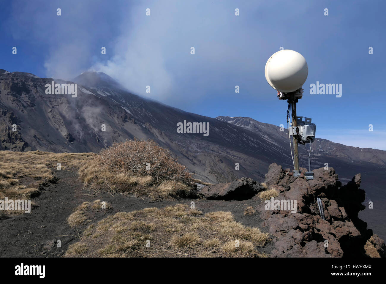 Telecamera di sorveglianza e le attrezzature per monitorare il marzo 2017 eruzione sul Monte Etna in Sicilia, Italia meridionale, il più grande vulcano attivo d'Europa. Nazioni Unite Foto Stock