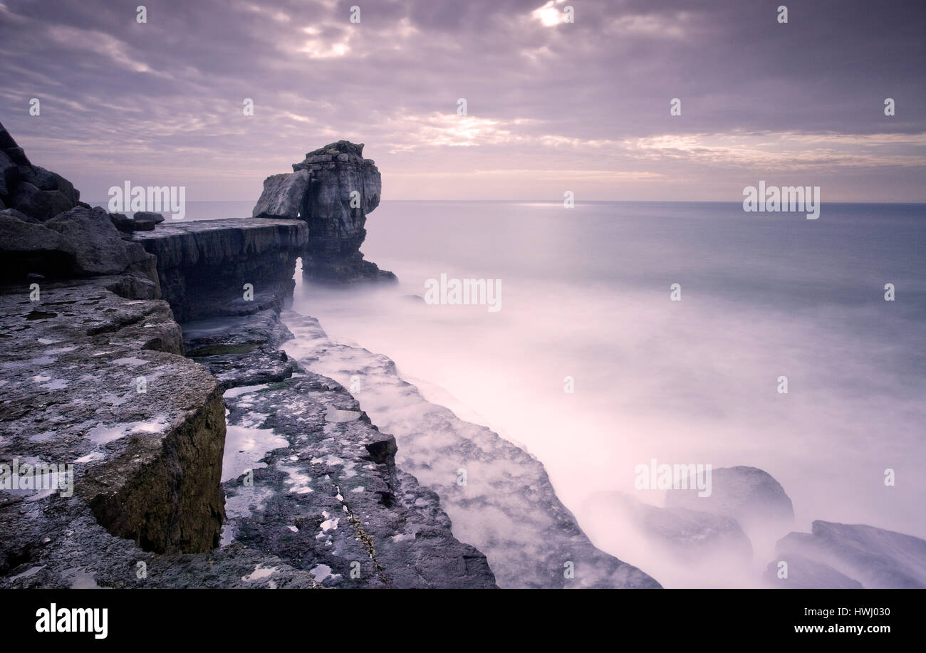 Pulpito di roccia in Dorset, Regno Unito con il mare di schiumatura Foto Stock