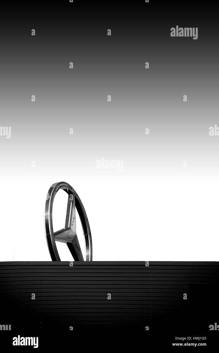 Mainz, Germania - 10 Marzo 2017: il simbolo e la stella splendente della Mercedes Benz sul tetto di un rivenditore di auto su Marzo 10, 2017 a Mainz. Foto Stock