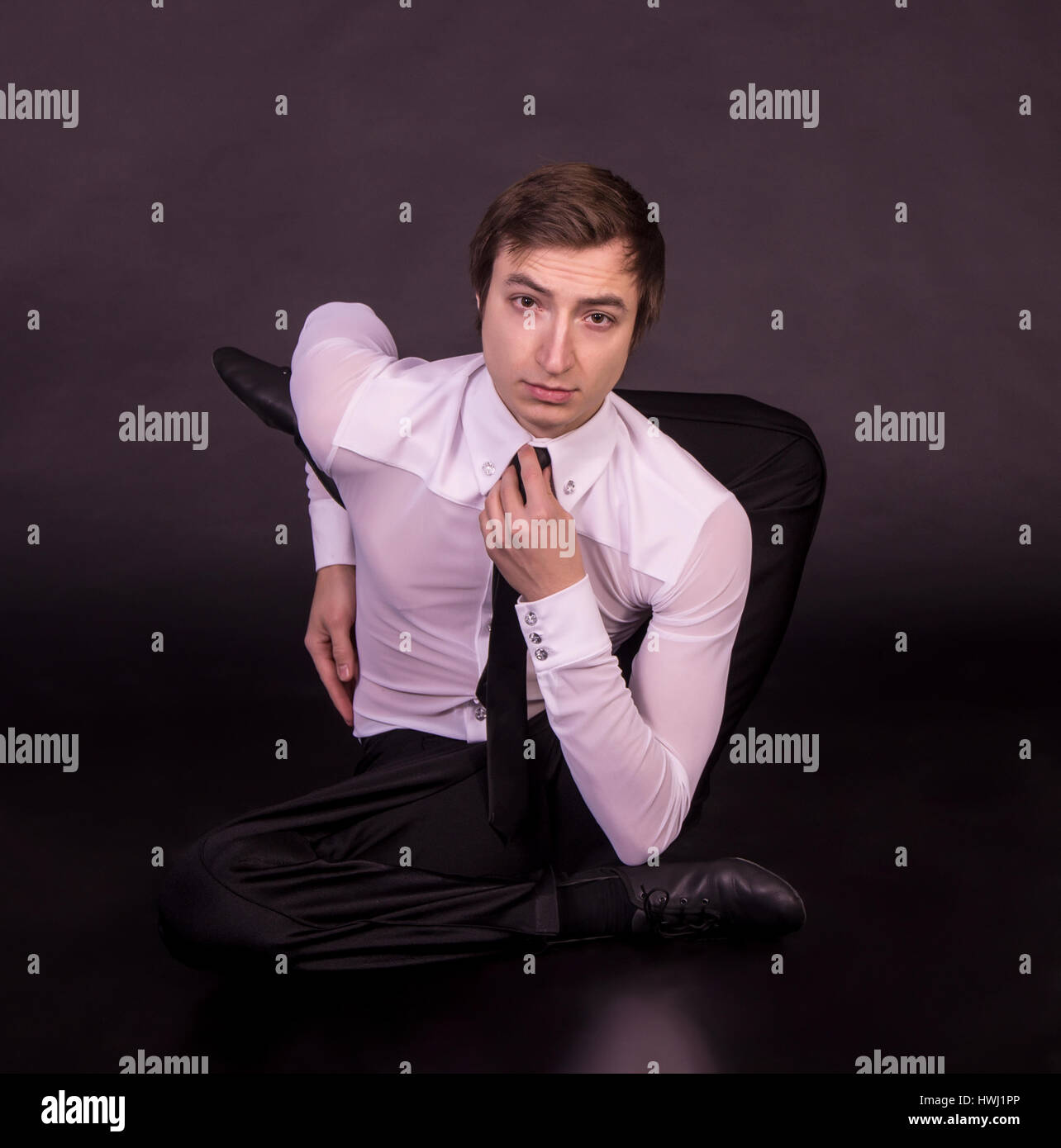 Ginnasta straordinaria su uno sfondo nero. L'uomo senza ossa. Studio fotografico di artisti del circo Foto Stock