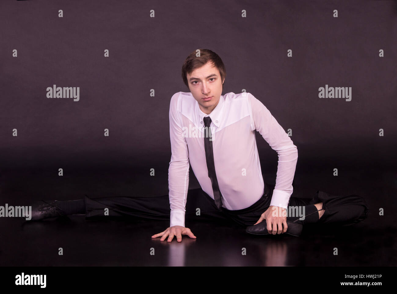 Ginnasta straordinaria su uno sfondo nero. L'uomo senza ossa. Studio fotografico di artisti del circo Foto Stock