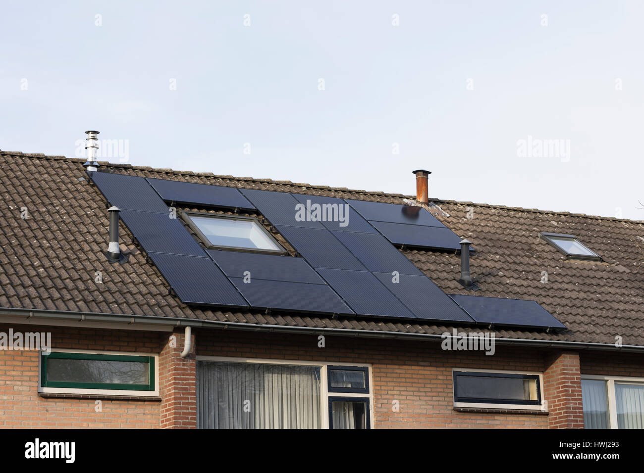 Pannelli fotovoltaici per l'energia sostenibile su un tetto di casa residenziale nei Paesi Bassi Foto Stock