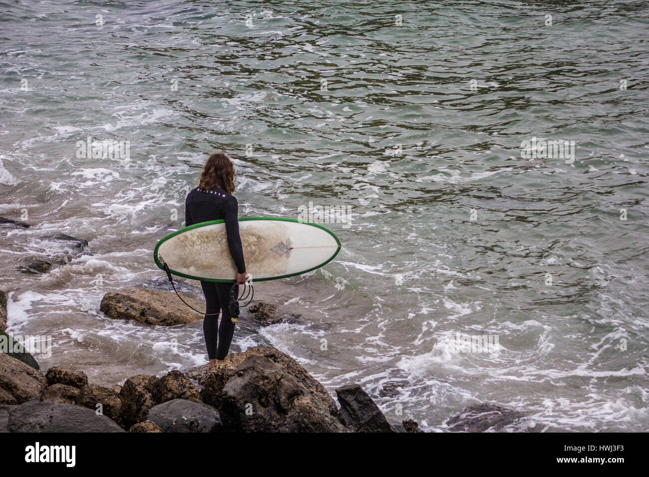 San Diego 17 marzo, 2017. bella nuvoloso meteo in Sunset Cliffs, le persone che si godono la loro giornata da surf, passeggiate, esecuzione e scattare foto. Foto Stock