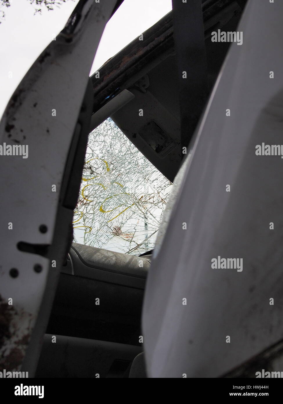 Pesantemente danneggiata auto schermo di vento dopo un crash, Australia 2016 Foto Stock Pesantemente danneggiata auto schermo di vento dopo un crash, Australia 2016 Foto Stock