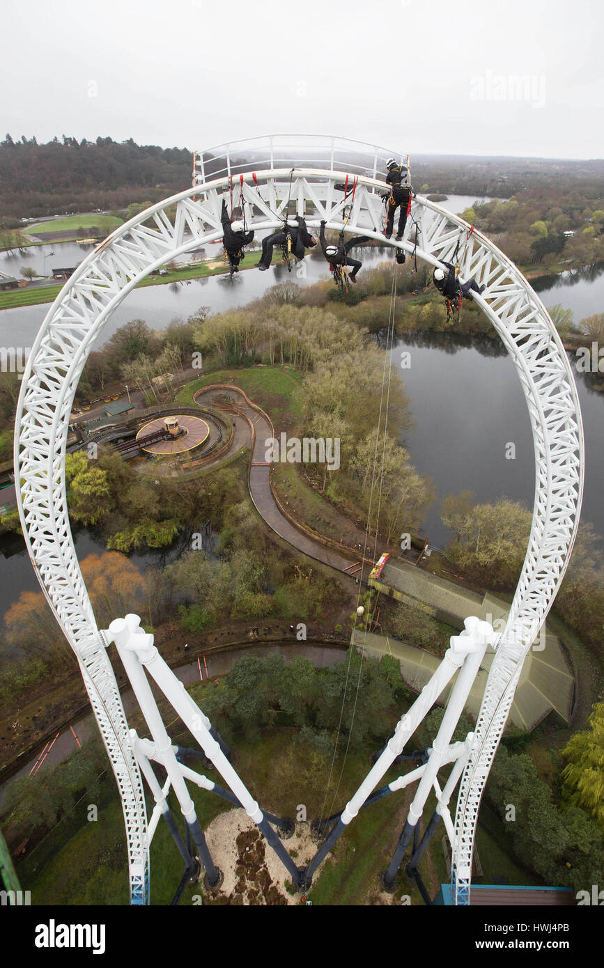 È sotto embargo per 0001 Mercoledì 22 Marzo solo uso editoriale per tecnici di manutenzione sul bicentenario del rollercoaster di eseguire delle operazioni di pulizia e di servizio 205ft sulla cima di Thorpe Park Resort's ride Stealth, davanti al parco della riapertura di domani. Foto Stock