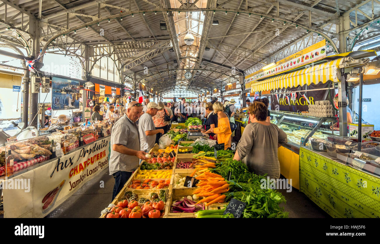 Vista giorno di Cours Massena mercato provenzale con i turisti a Antibes, Francia. Foto Stock