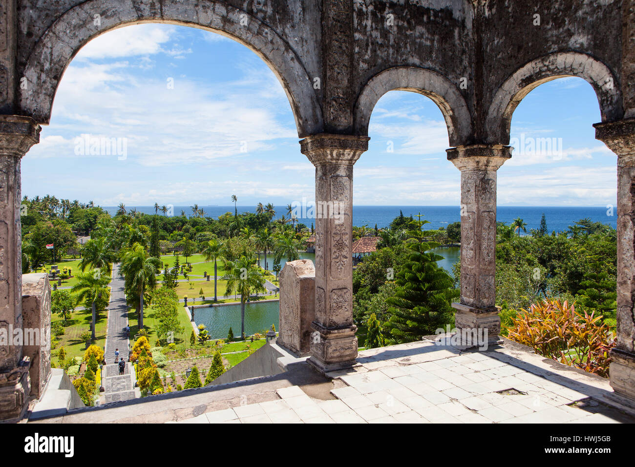 Panorama di Tirtagangga Palazzo acqua Taman Ujung Bali, giornata soleggiata vista oceano Foto Stock