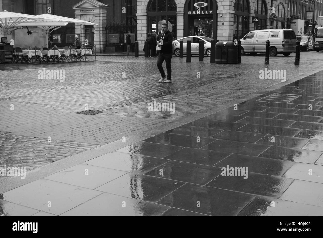 Wet Rainy day a Londra foto in bianco e nero pavimento bagnato buio Foto Stock
