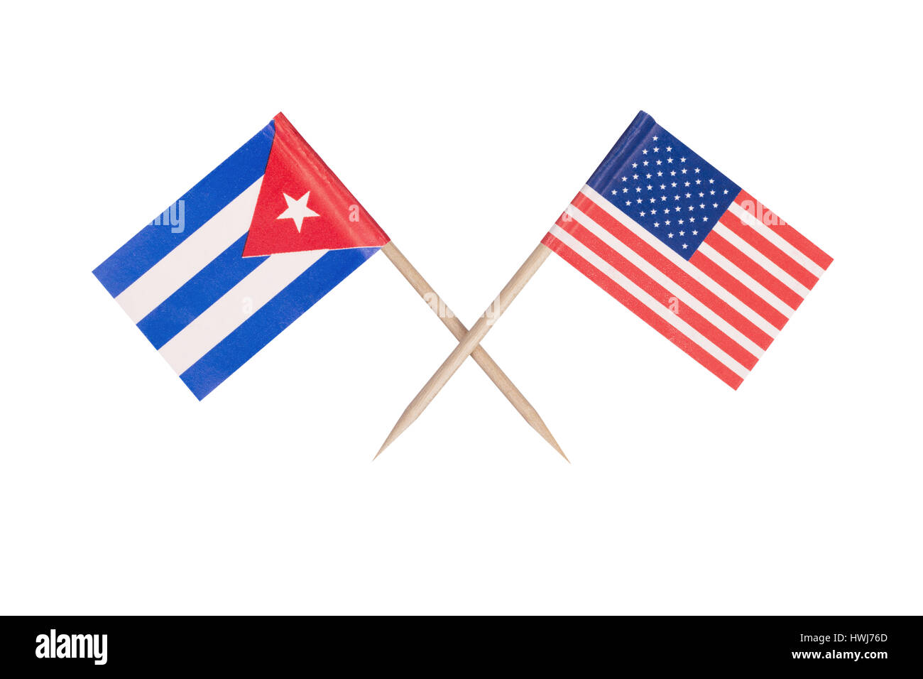 Attraversato mini bandiera USA e Cubal. Isolato su sfondo bianco Foto Stock