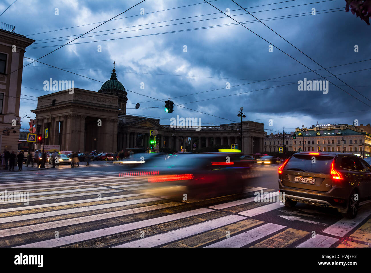 ST. PETERSBURG, Russia - 13 luglio 2016: Kazanskiy nella cattedrale di San Pietroburgo in Russia, offuscata traffico sotto il cielo tempestoso Foto Stock