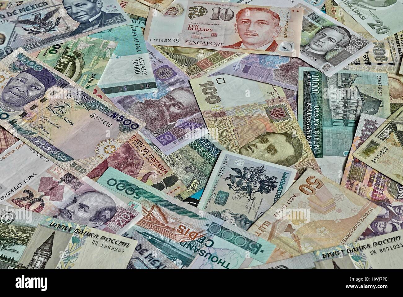 Closeup sparare delle valute internazionali provenienti da diversi paesi Foto Stock