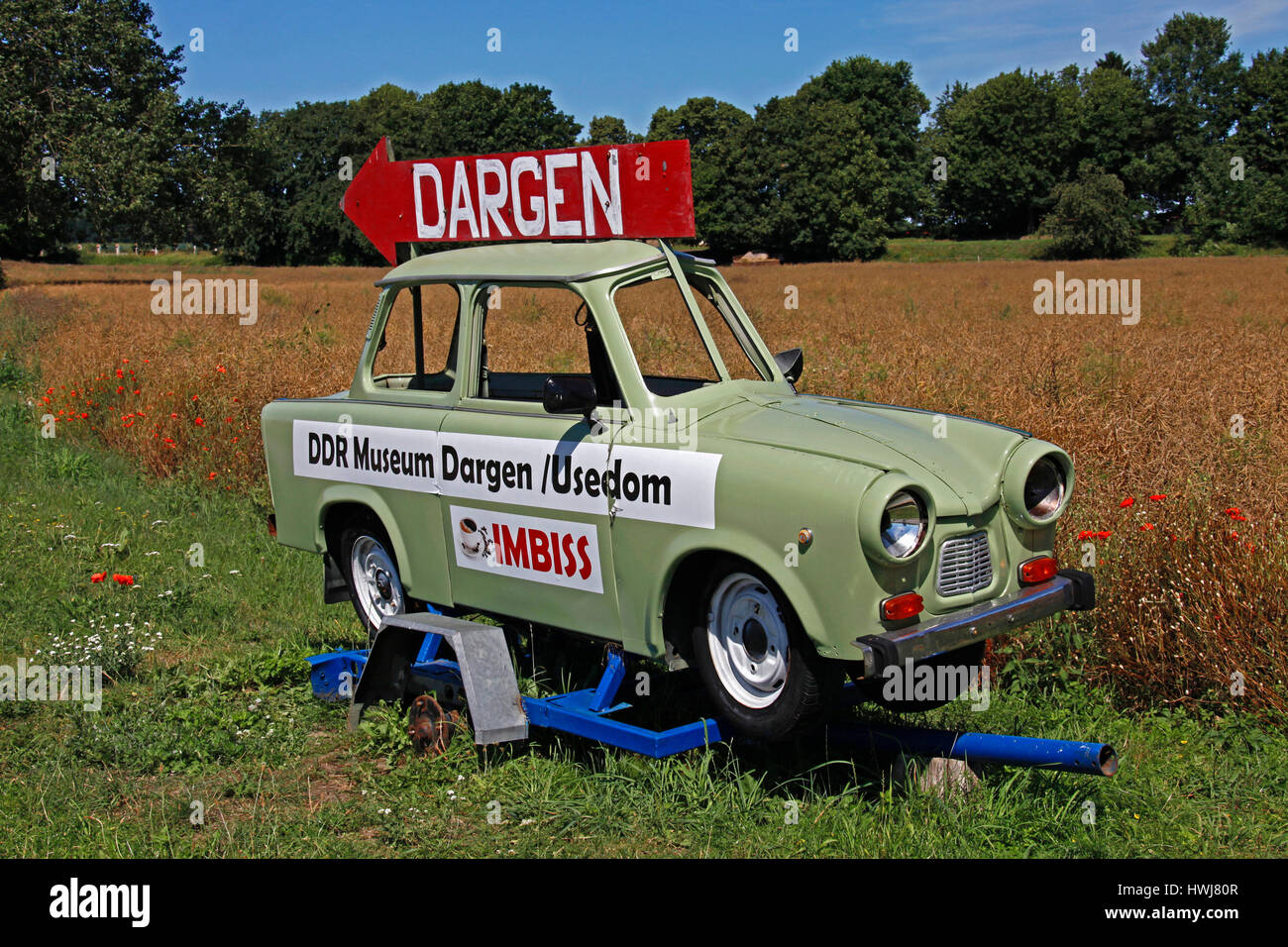Trabi come segnaletica per GDR Museum di Dargen, isola di Usedom, Meclemburgo-Pomerania Occidentale, Germania Foto Stock