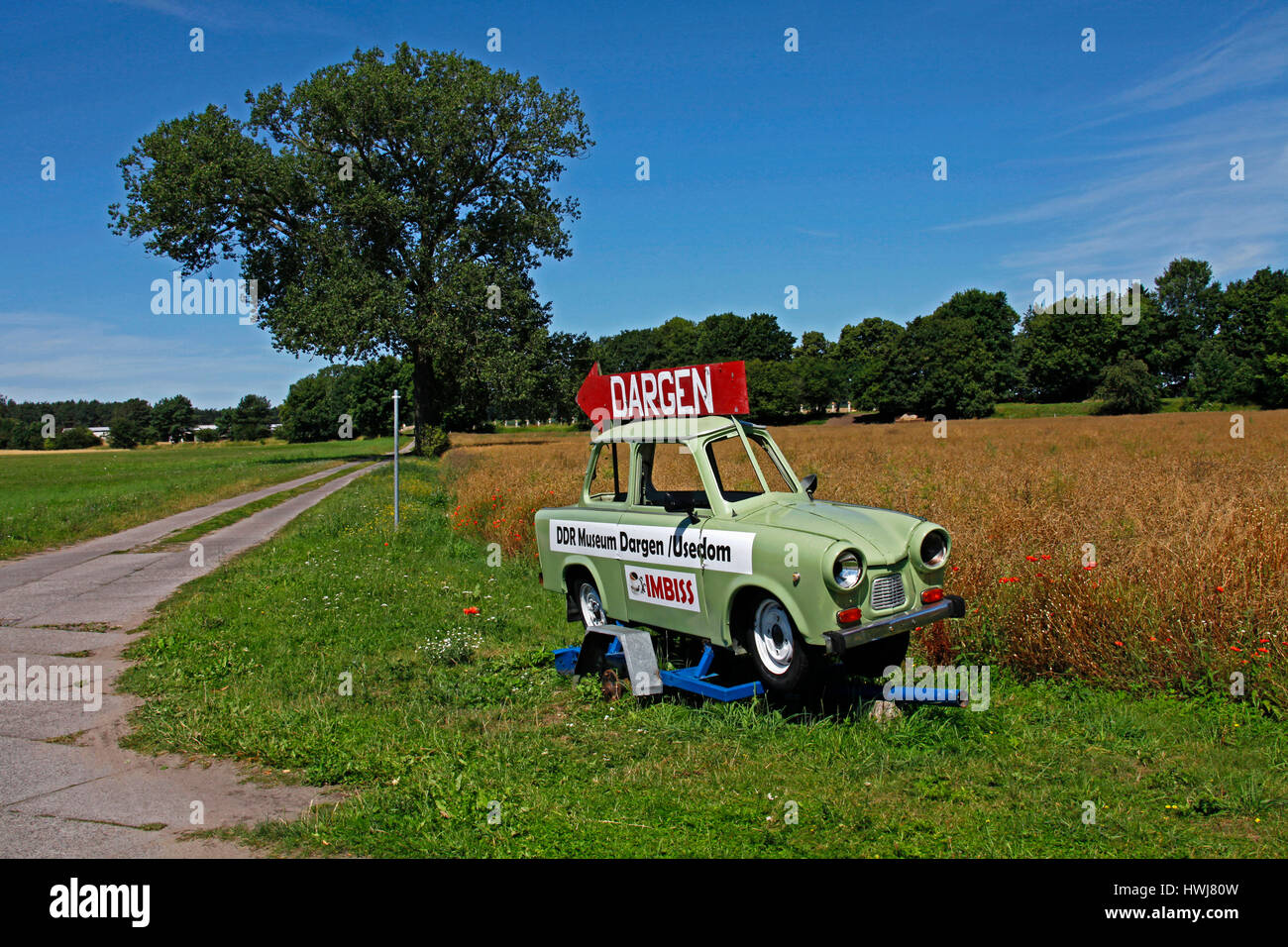 Trabi come segnaletica per GDR Museum di Dargen, isola di Usedom, Meclemburgo-Pomerania Occidentale, Germania Foto Stock