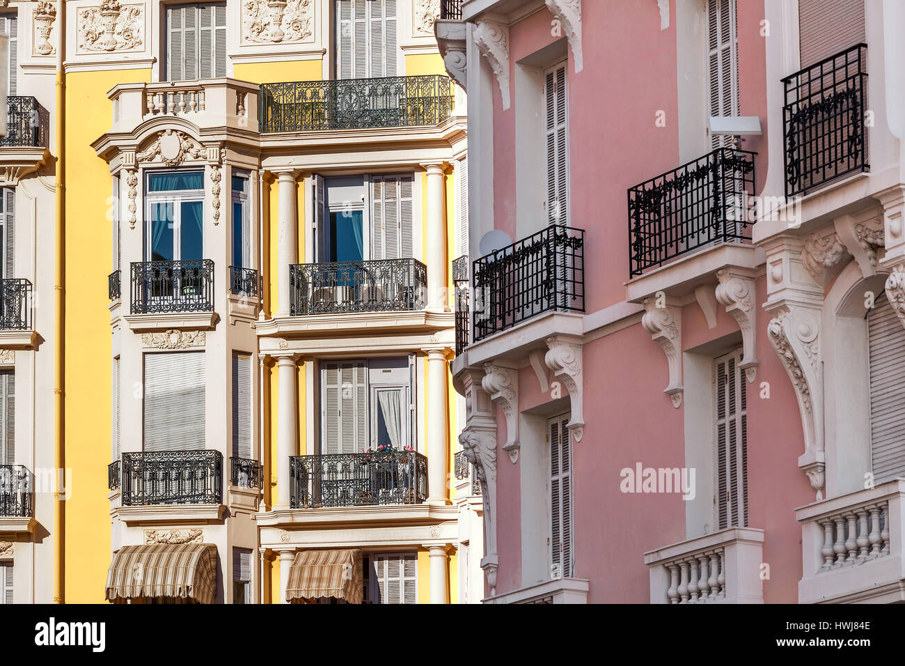 Colorata ornati edificio residenziale a Menton - piccola cittadina sulla Riviera Francese. Foto Stock