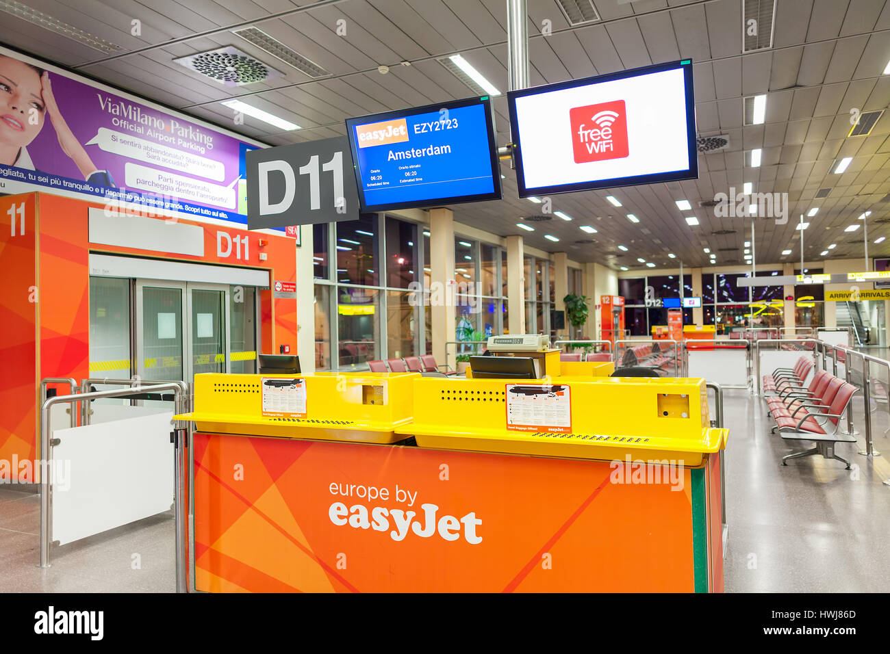 MALPENSA, Italia - Luglio 07, 2015: Easyjet contatore al cancello di imbarco il Terminal 2 di Malpensa aeroporto - aeroporto internazionale più grande in Italia settentrionale e Foto Stock