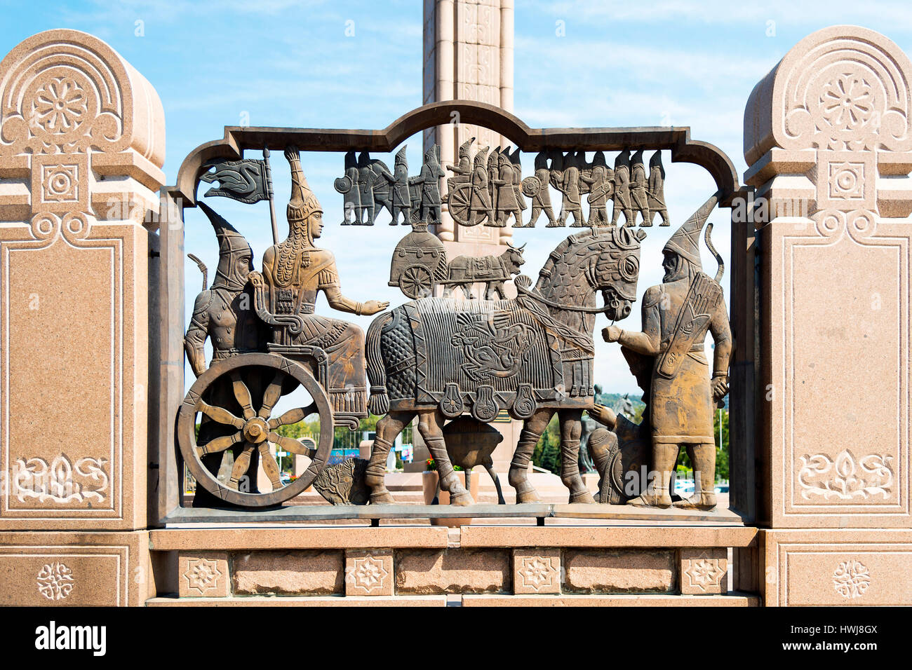 Storico del pannello di bronzo, Piazza della Repubblica, Almaty in Kazakistan e in Asia centrale Foto Stock