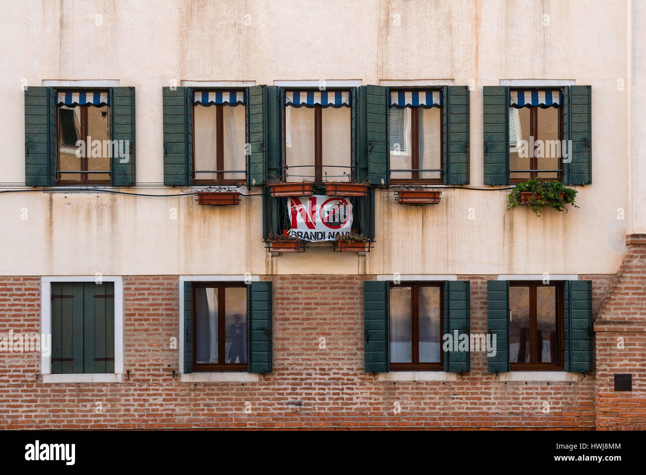 Una bandiera di contestatori del No Grande Crociera a Venezia. Foto Stock