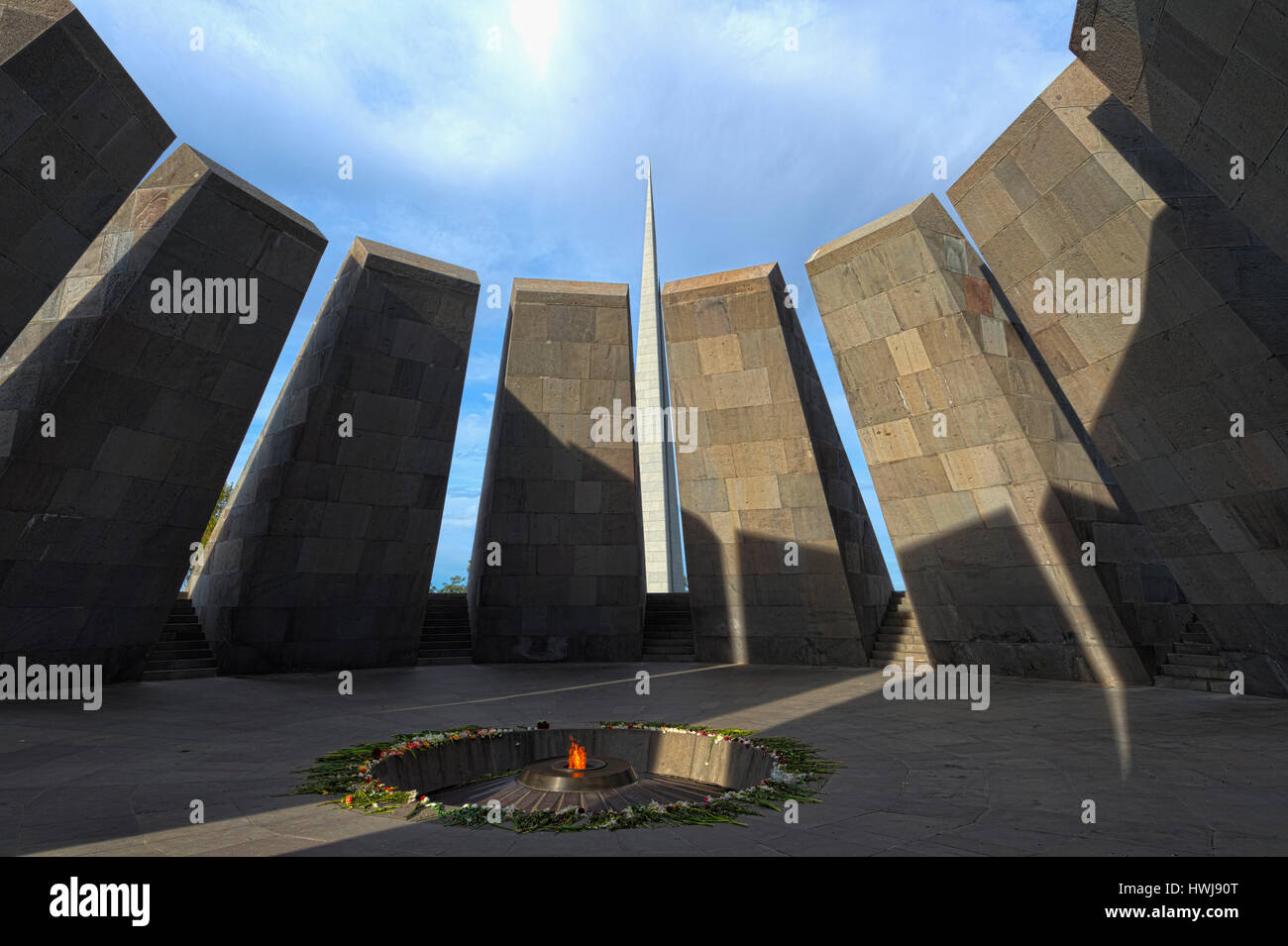 Genocidio armeno Tsitsernakaberd memorial con la fiamma eterna, Yerevan, Armenia, Caucaso, Medio Oriente e Asia Foto Stock