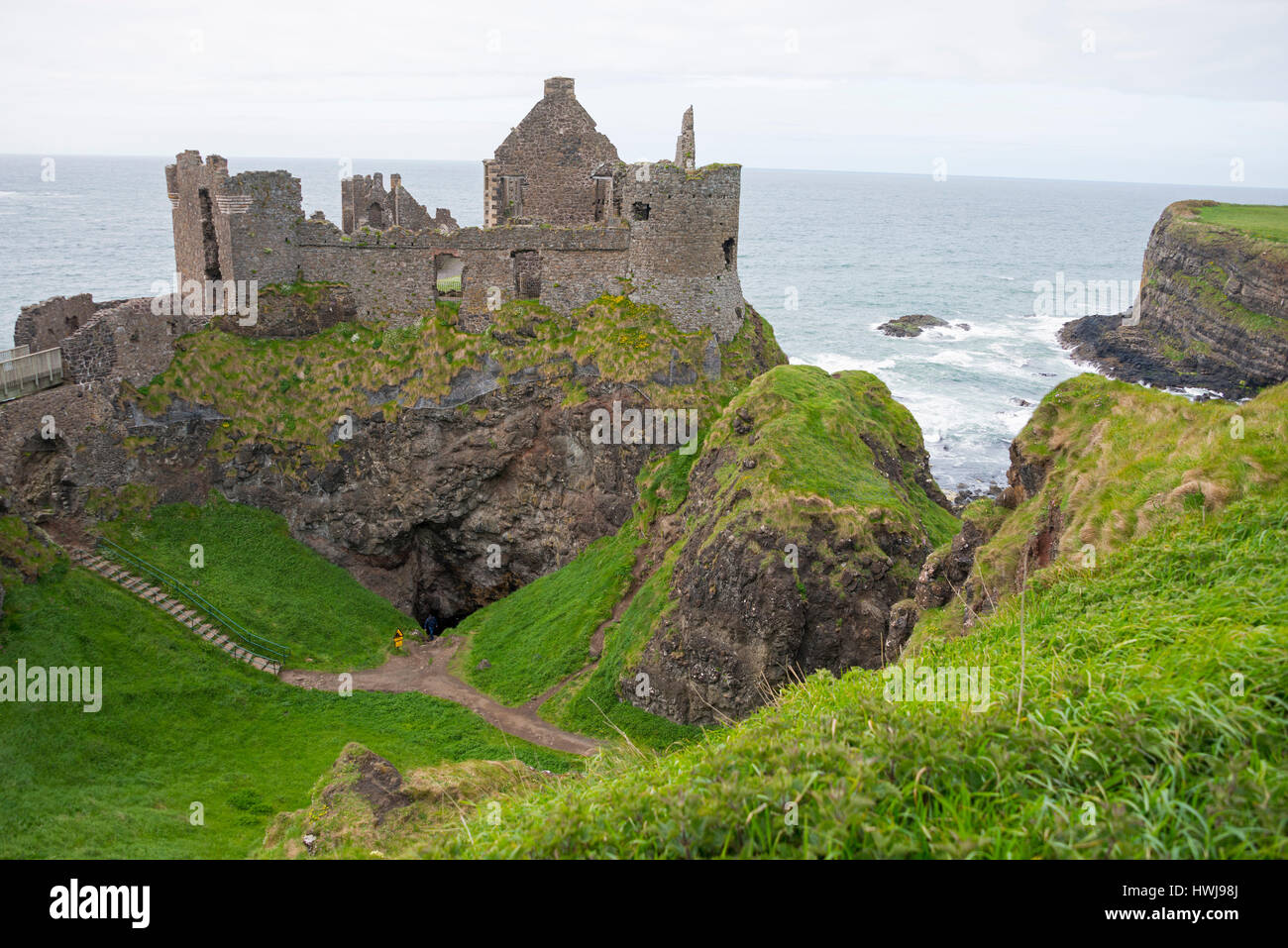 Dunluce Castle, nella contea di Antrim, Irlanda del Nord e Gran Bretagna Foto Stock