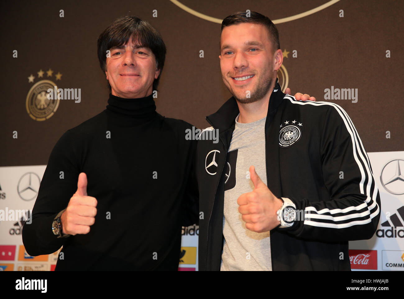 Germania manager Joachim bassa con Lukas Podolski durante una conferenza stampa presso la DFB museo del calcio, Dortmund, Germania. Foto Stock