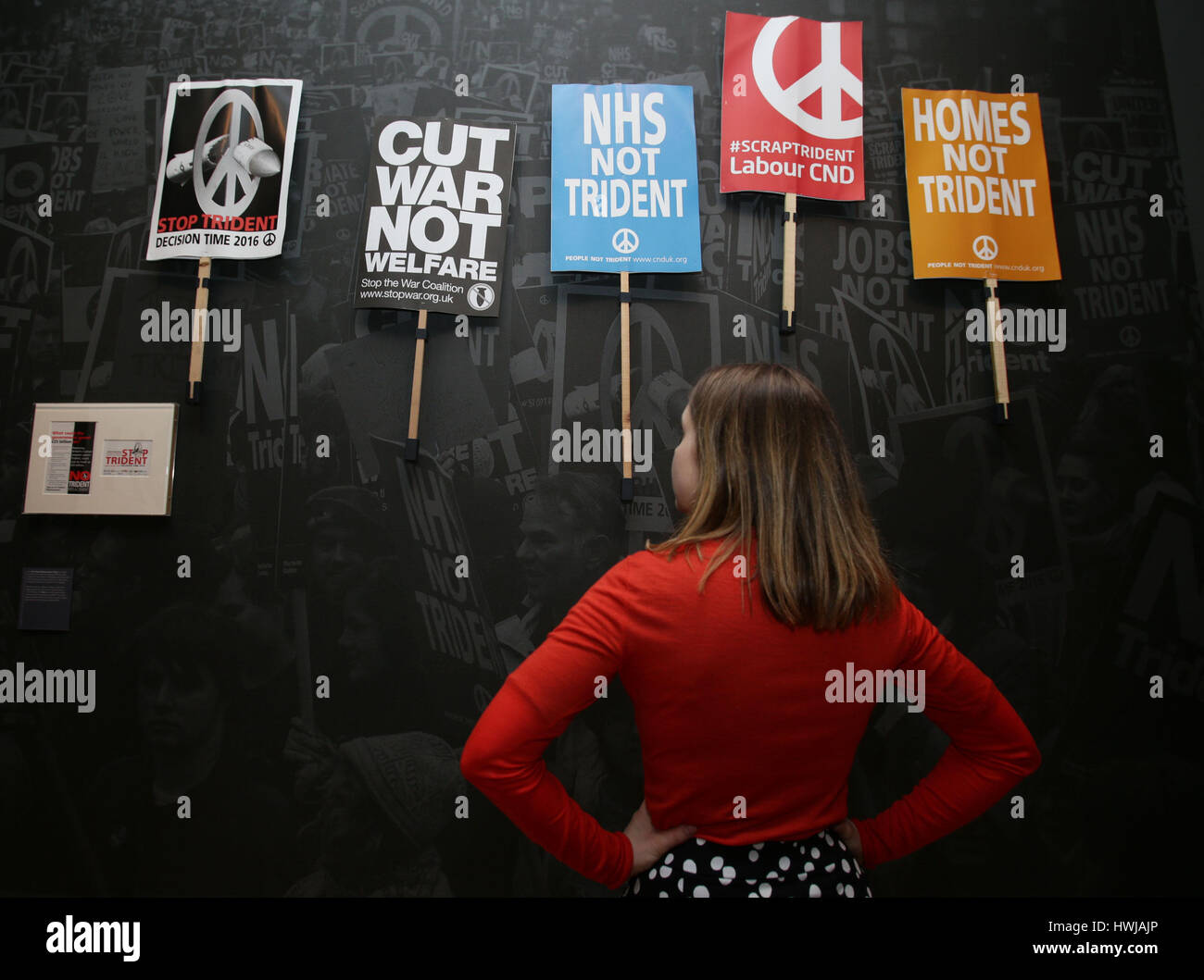 PABEST un museo personale stati guardando cartelloni raccolte durante un anti-Trident manifestazione a Londra il 27 febbraio 2016, durante una pressa vista del popolo di alimentazione: la lotta per la pace mostra presso l'Imperial War Museum di Londra. Foto Stock