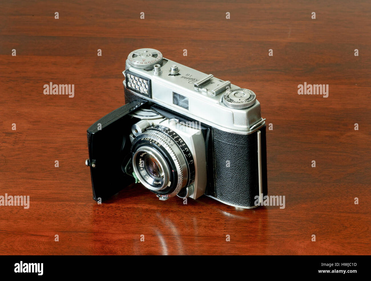Vintage da collezione retina Kodak fotocamera ancora la vita sul tavolo di legno Foto Stock