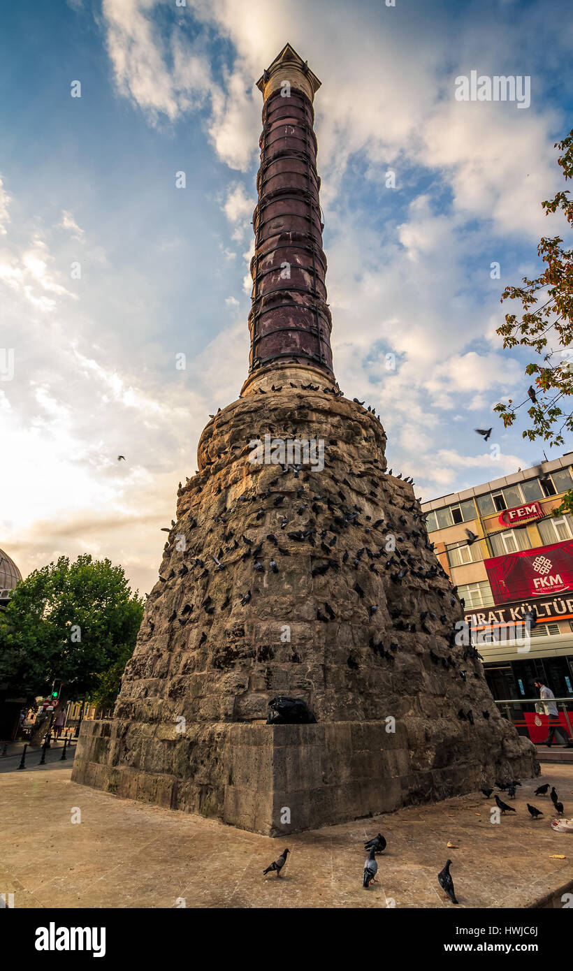 ISTANBUL, Turchia - 18 agosto 2015: Colonna di Costantino i più importanti esempi di arte romana a Istanbul. Antico monumento si trova lungo divano Yo Foto Stock