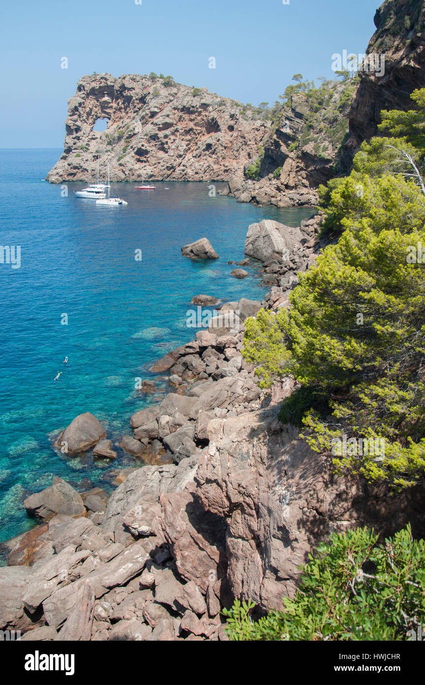 Na foradada formazione di roccia, figlio Marroig, Serra de Tramuntana, isole Baleari, Palma di Mallorca, Mare mediterraneo, Spagna Foto Stock