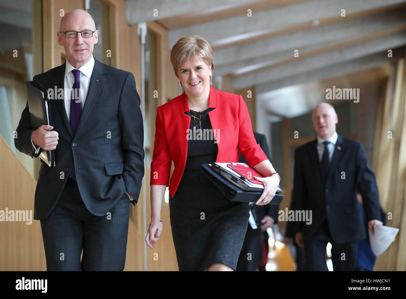 Il vice primo ministro John Swinney e primo ministro di Scozia Nicola Storione arrivano al parlamento scozzese davanti a un dibattito sul potenziale referendum di indipendenza. Foto Stock