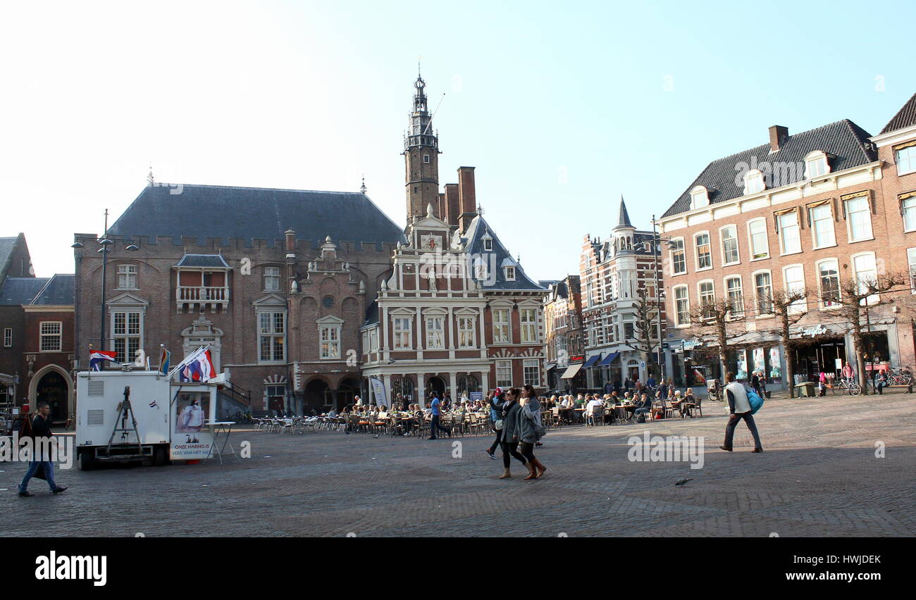 Piazza del Mercato Centrale (Grote Markt) di Haarlem, Paesi Bassi con il XIV secolo il Municipio (Stadhuis van Haarlem) Foto Stock