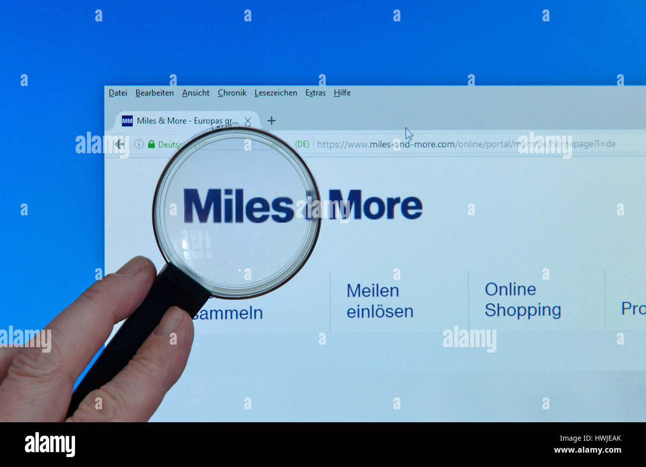 Internet Miles-and-more.com,, Monitor, mano, Lupe Foto Stock