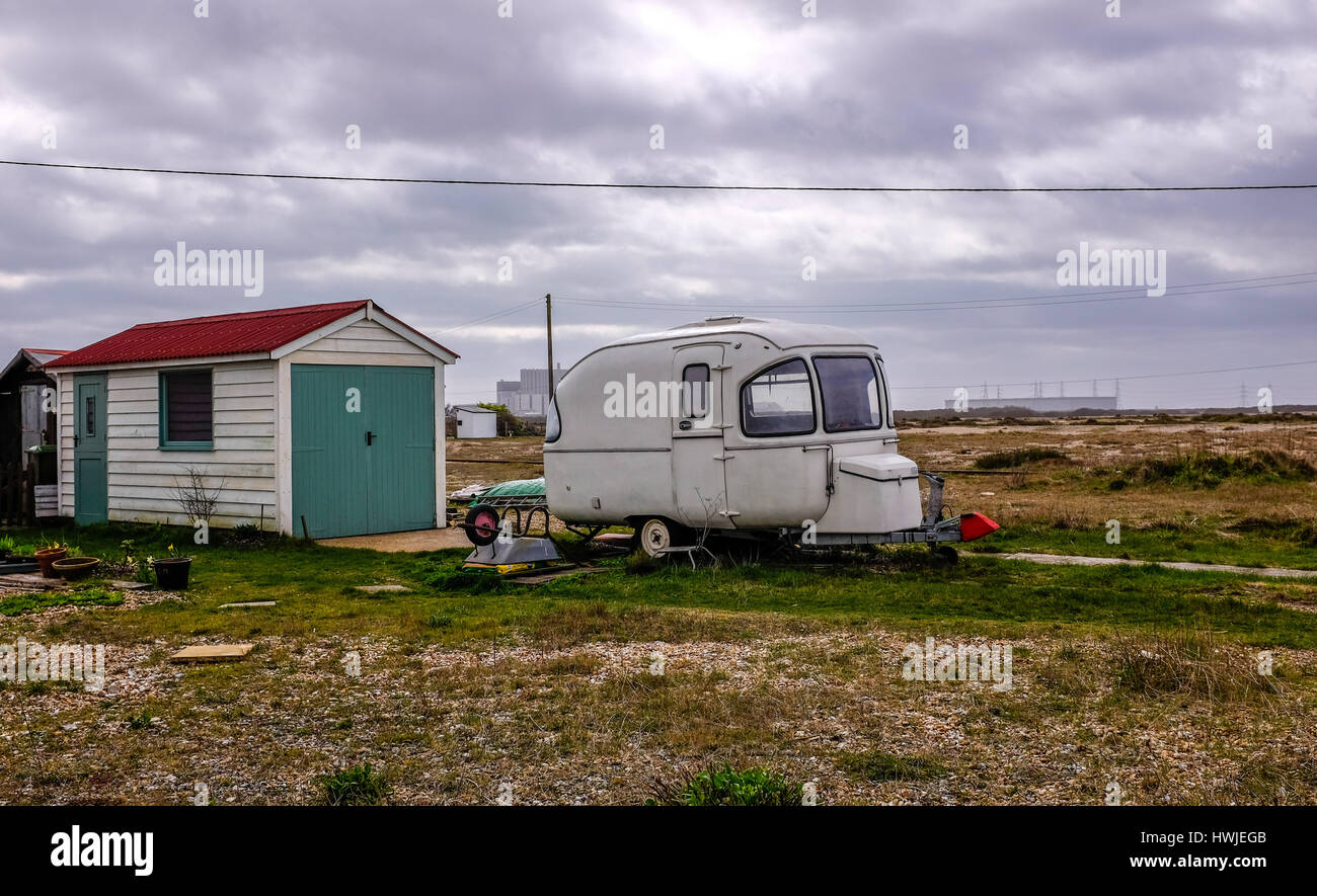 Vecchio stile retrò caravan e bungalow sulla giornata uggiosa a Dungeness Kent REGNO UNITO Foto Stock