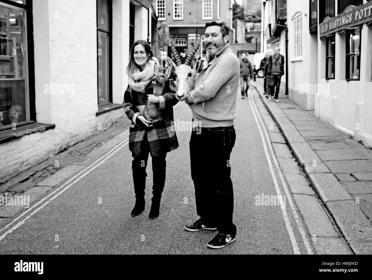 Giovane con alcuni insoliti acquisti presso i negozi di antiquariato in Hastings Old Town East Sussex Regno Unito Foto Stock