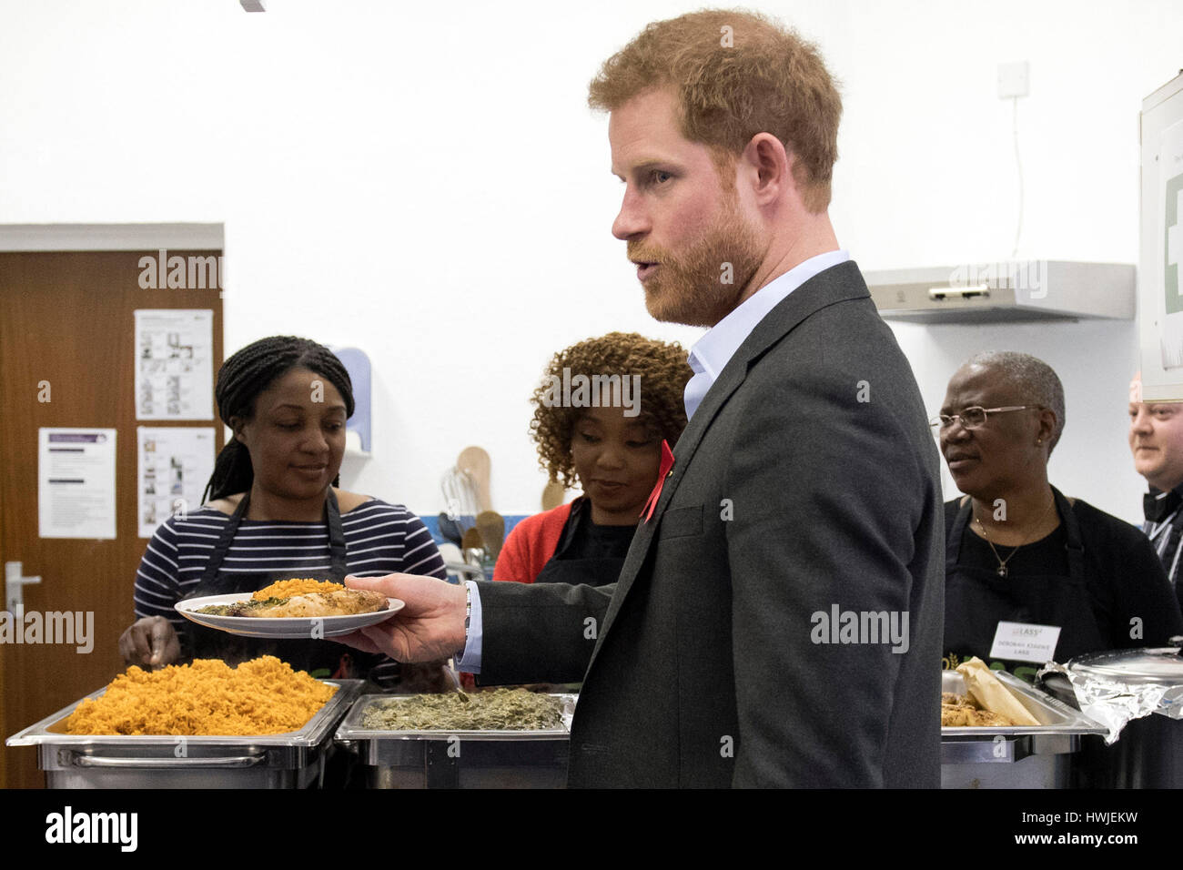 Il principe Harry cucina aiuta i lavoratori servono cibo per gli utenti del servizio e i volontari nel Leicestershire Aids servizio di supporto (LASS) mensa a Leicester. Foto Stock