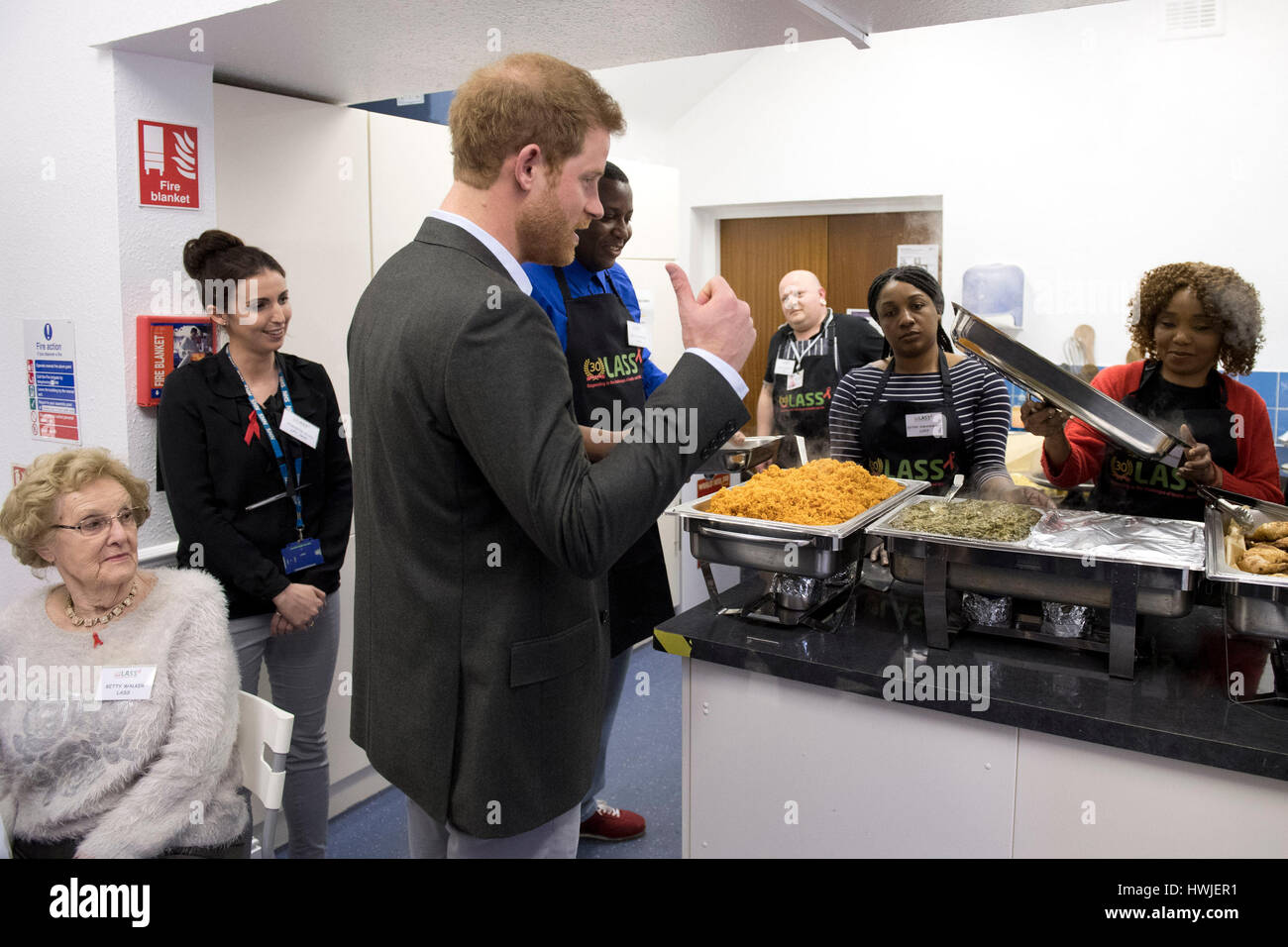 La Gran Bretagna è il principe Harry parla di lavoratori da cucina che servono cibo per gli utenti del servizio e i volontari nel Leicestershire Aids servizio di supporto (LASS) mensa a Leicester. Foto Stock