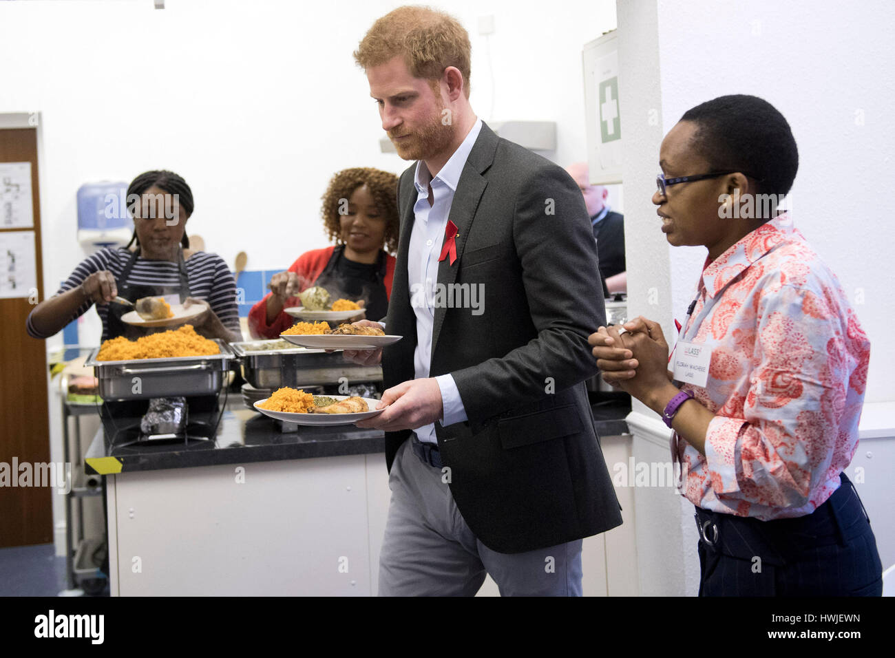 Il principe Harry cucina aiuta i lavoratori servono cibo per gli utenti del servizio e i volontari nel Leicestershire Aids servizio di supporto (LASS) mensa a Leicester. Foto Stock