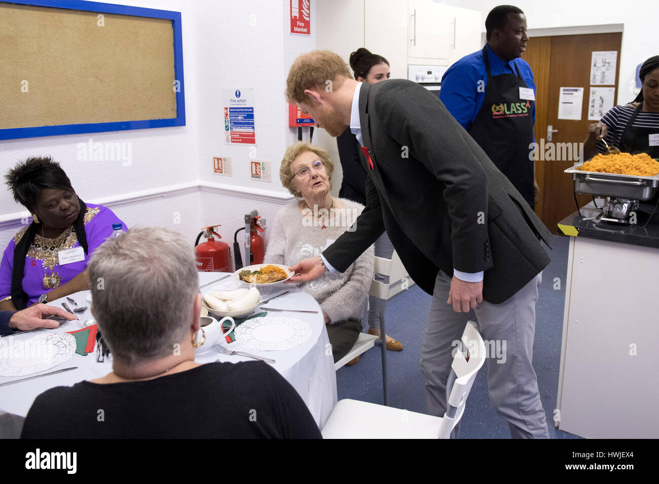 Il principe Harry cucina aiuta i lavoratori servono cibo per gli utenti del servizio e i volontari nel Leicestershire Aids servizio di supporto (LASS) mensa a Leicester. Foto Stock