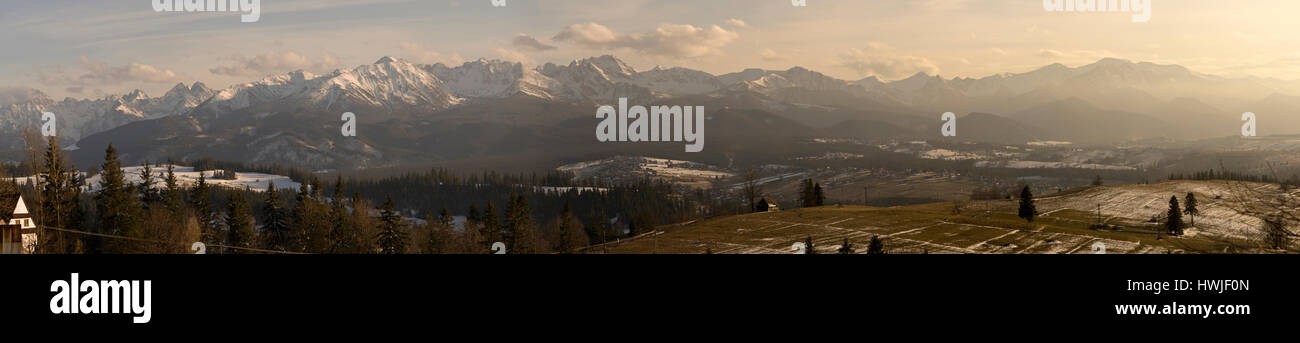 Panorama dei monti Tatra villaggio dal Gliczarow in primavera Foto Stock