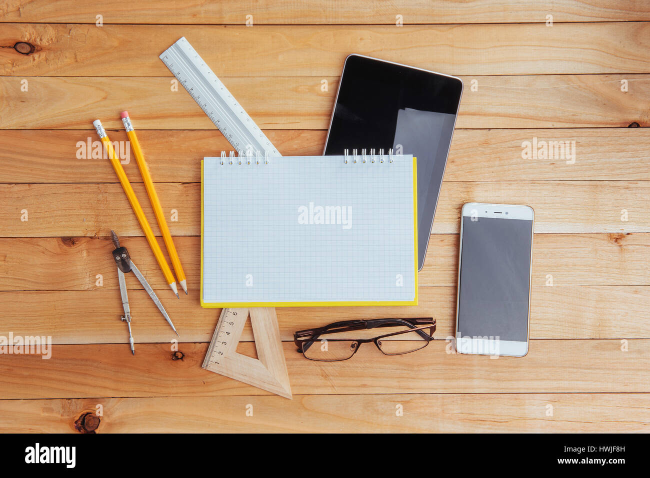 Vista superiore del notebook, cancelleria, strumenti di disegno e un paio di bicchieri. improvvisare Foto Stock