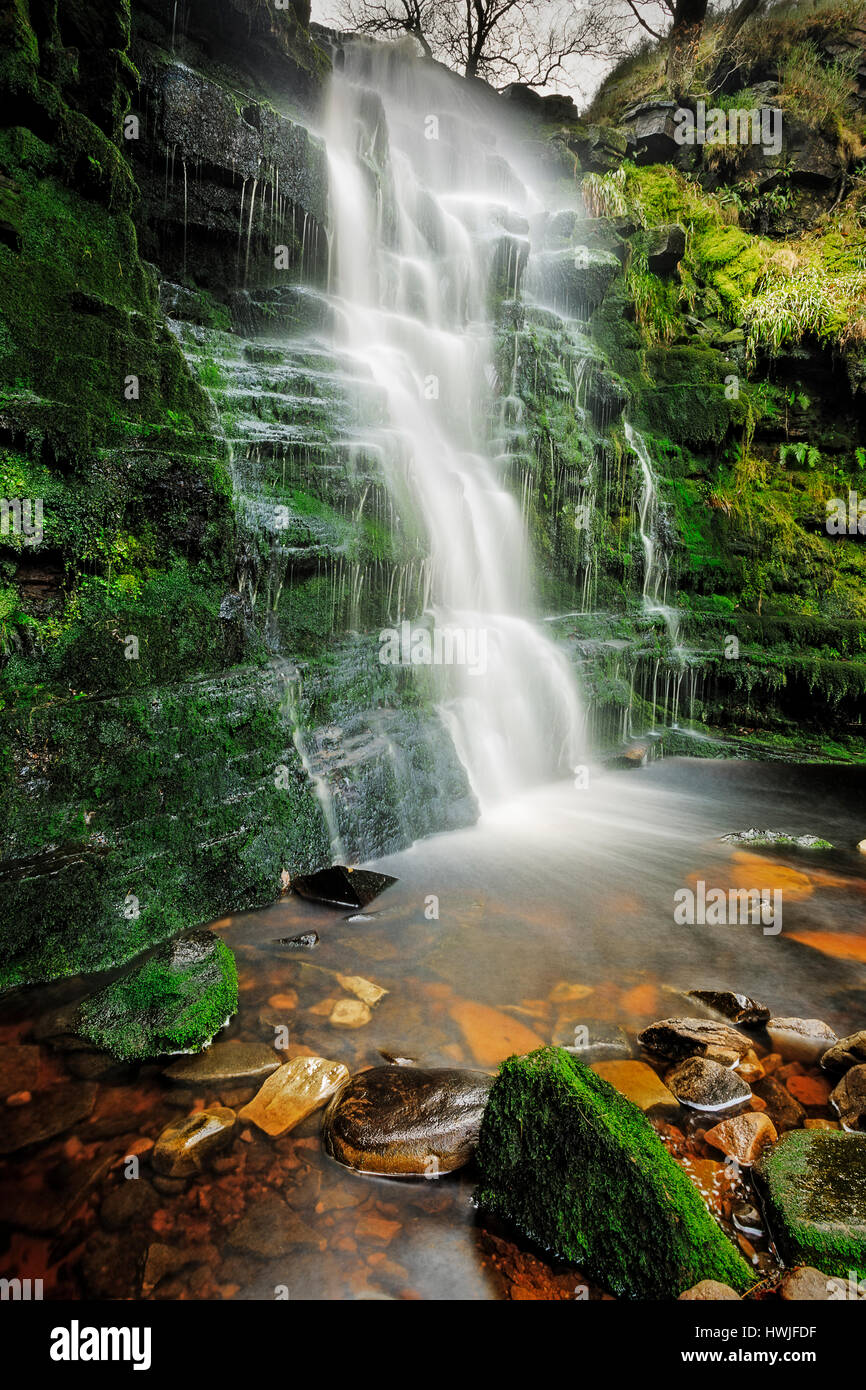 Vista alternativa di medio nero Clough cascata Foto Stock