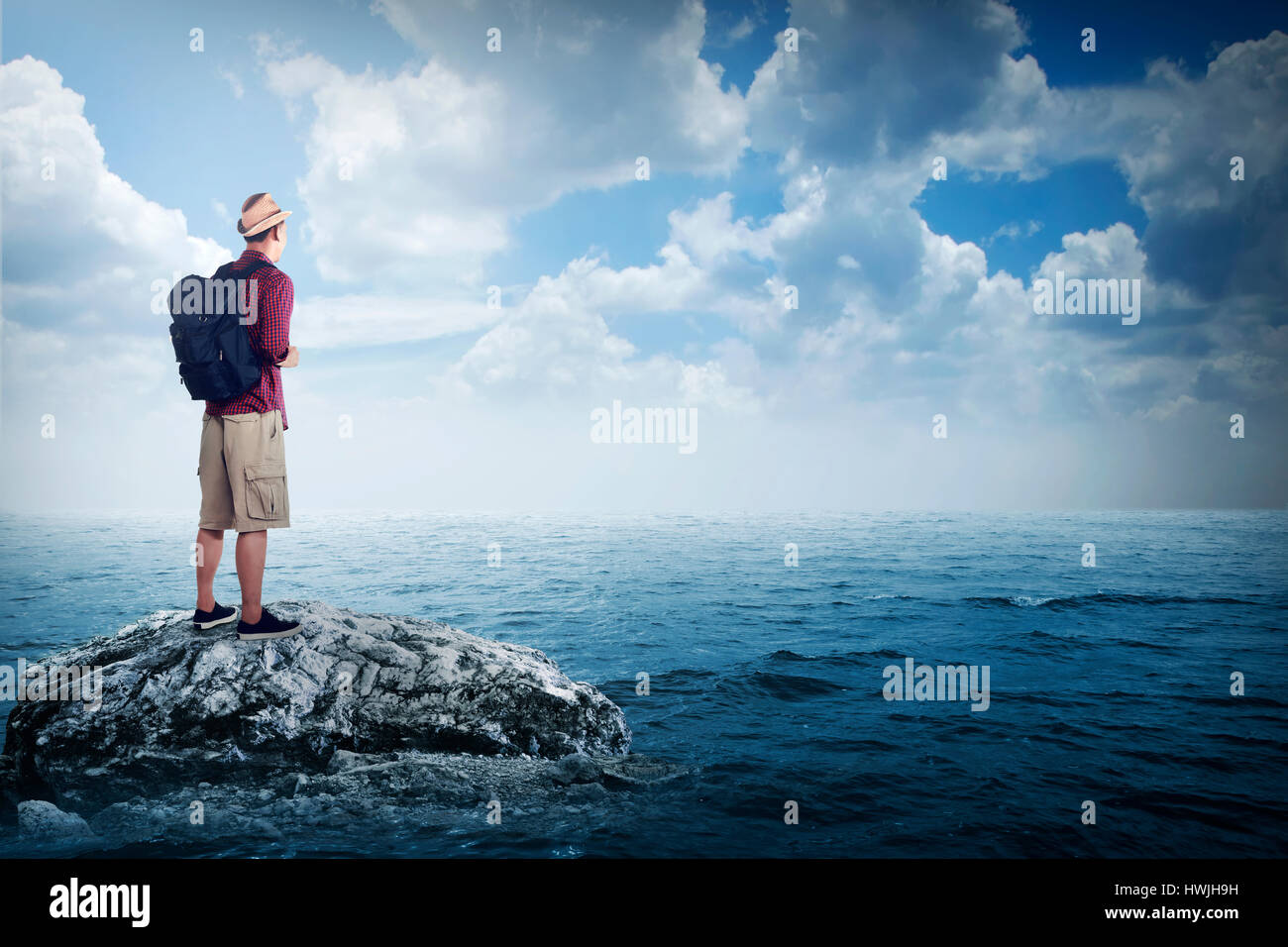 Asian traveler uomo solo presso la piccola isola sul mare Foto Stock