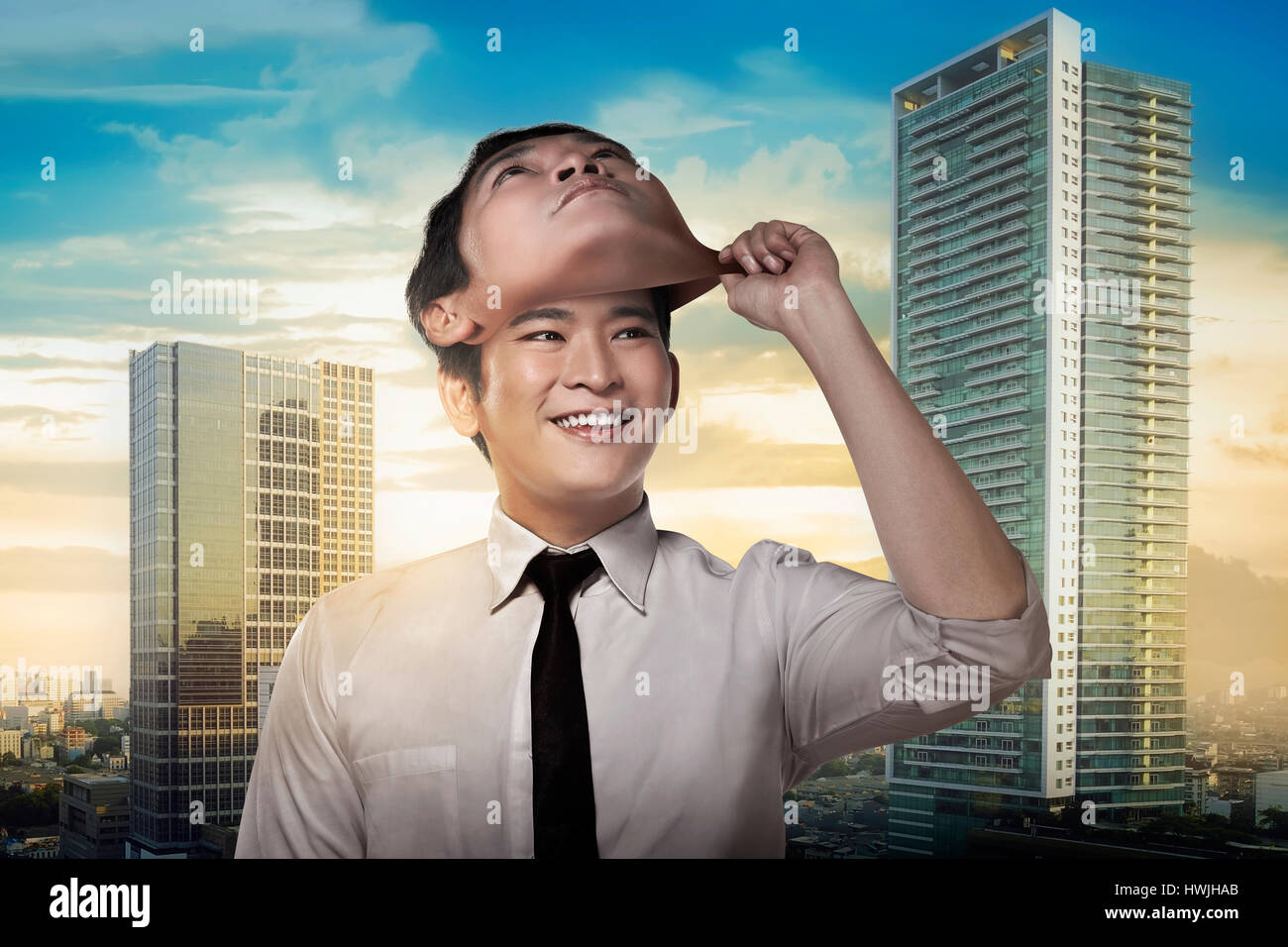 Asian business man rimuovere altri suoi maschera facciale. Cambiare umore concept Foto Stock