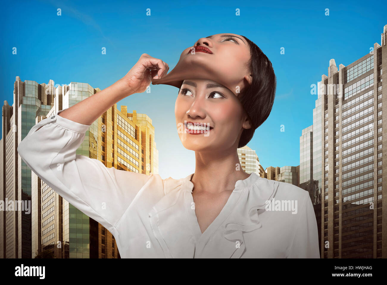 Asian business donna rimuovere altri suoi maschera facciale. Cambiare umore concept Foto Stock