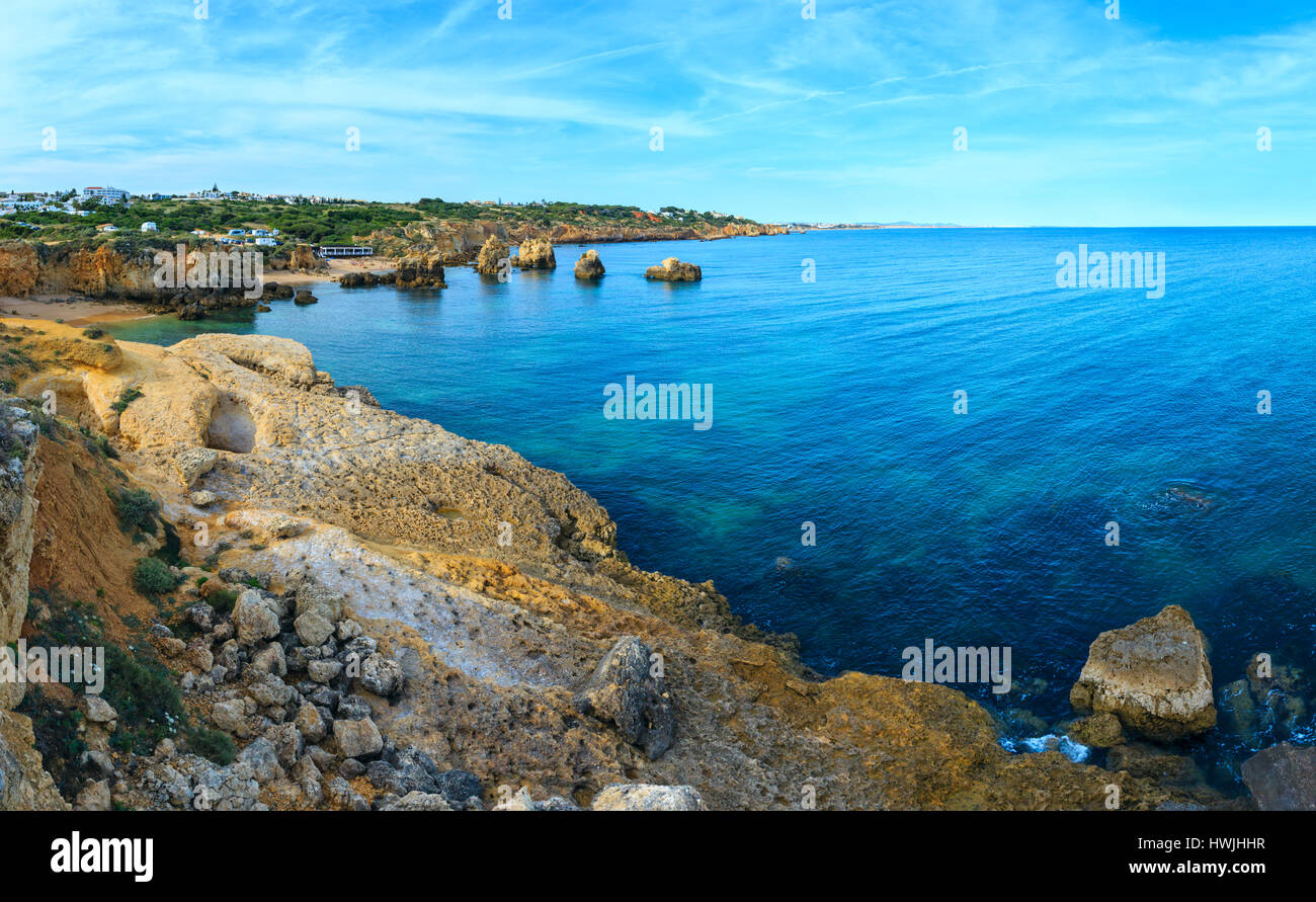 Sera estate Atlantic costa rocciosa vista (Albufeira Algarve). Le persone non sono riconoscibili. Tre colpi panorama di cucitura. Foto Stock