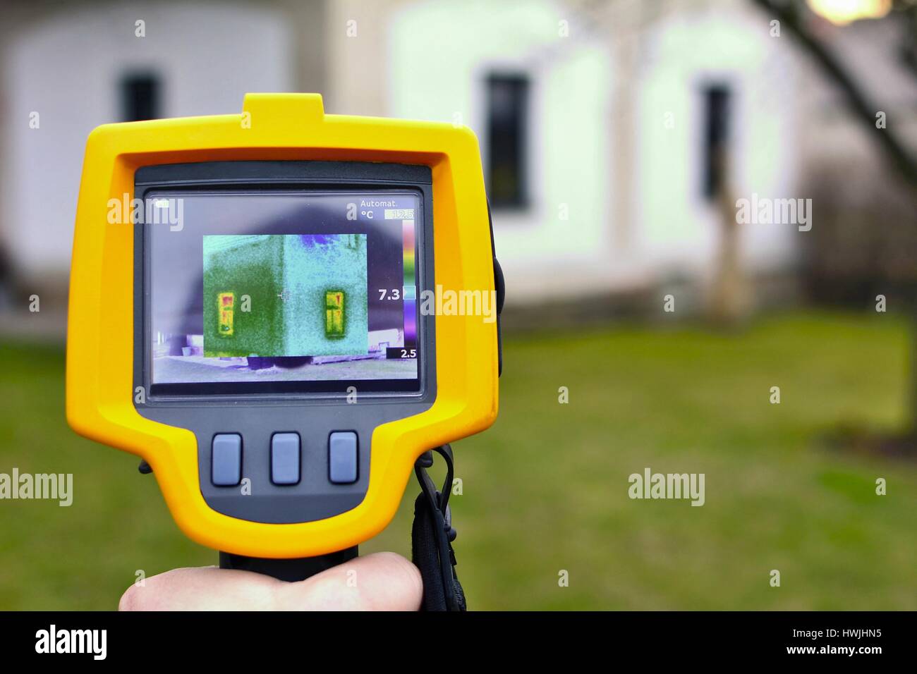 La registrazione di perdita di calore di casa con la termocamera infrarossa in mano. Foto Stock